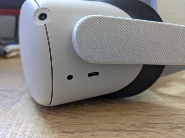 charging oculus quest 2 headset