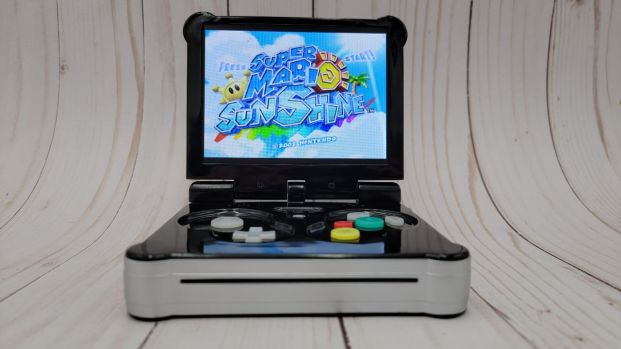 A Nintendo Fan Has Made the Fake Portable GameCube Into a Reality ...