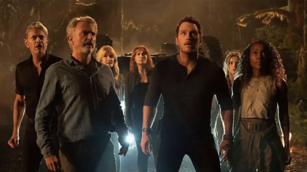 Chris Pratt als Owen Grady en de rest van de cast van Jurassic World: Dominion