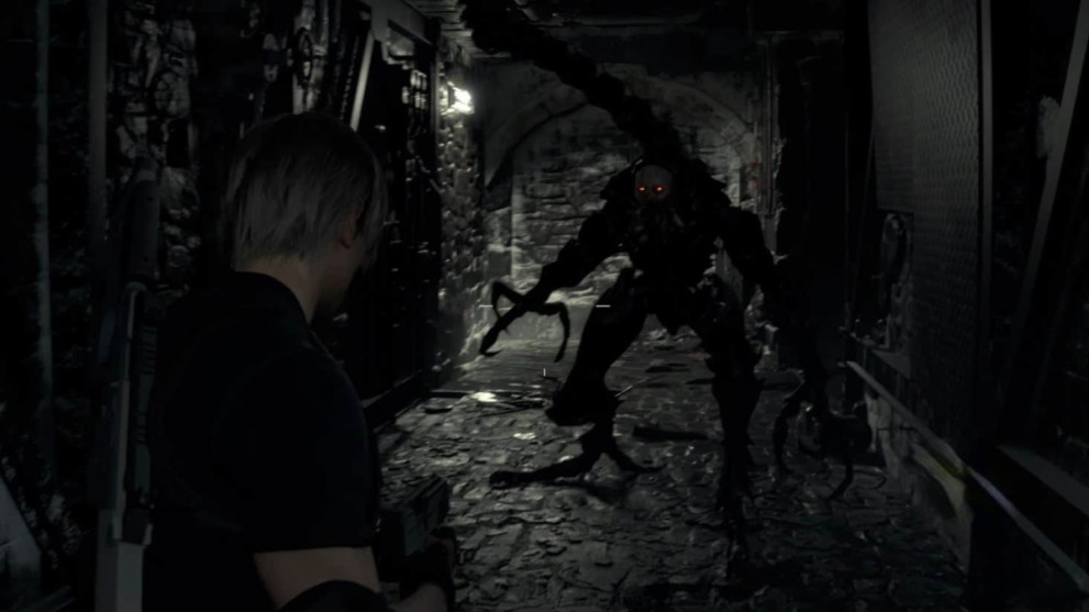 Resident Evil 4 Remake Leon fighting Verdugo.