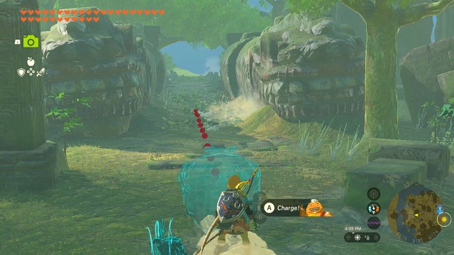 Link shoots Yunobo through the two dragon statues in Zelda TOTK.