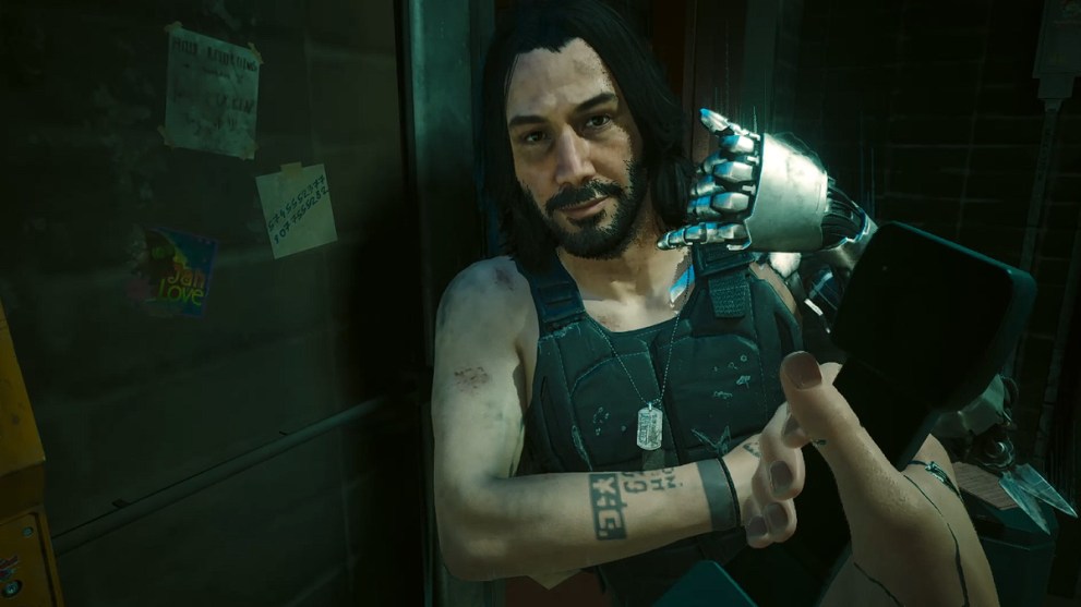 Johnny helps V use the old telephone in Cyberpunk 2077: Phantom Liberty.