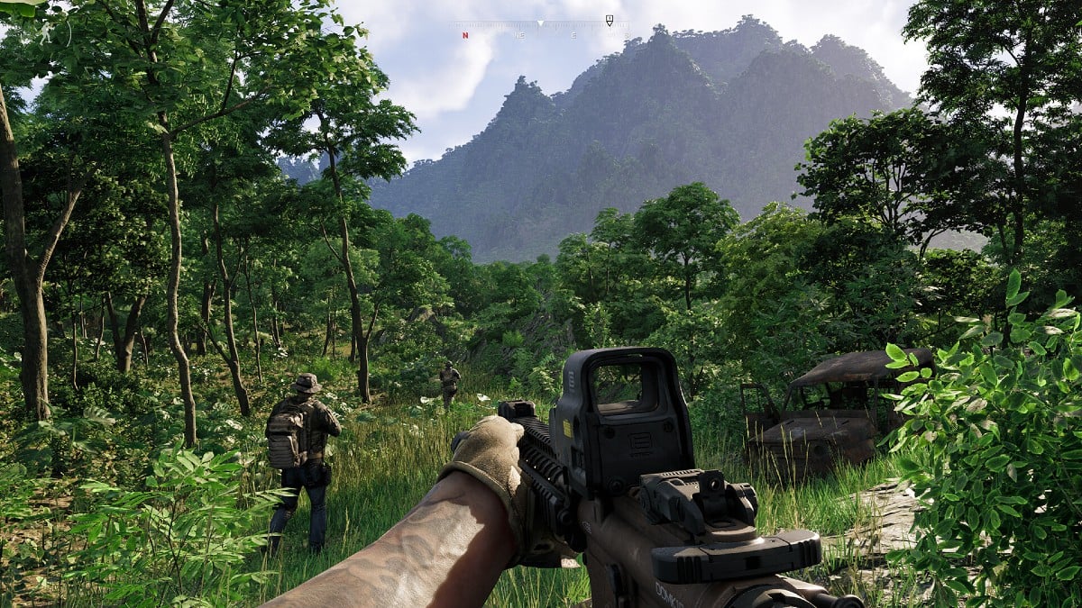 Soldiers running through a jungle in Gray Zone Warfare.