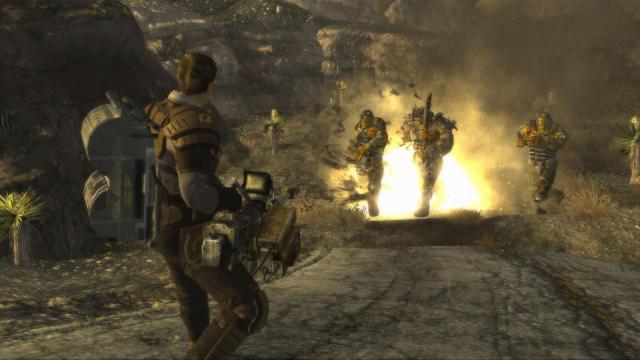 The Sole Survivor fighting raiders in Fallout: New Vegas