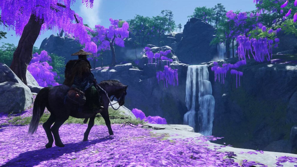 The player character riding a horse in Ghost of Tsushima.