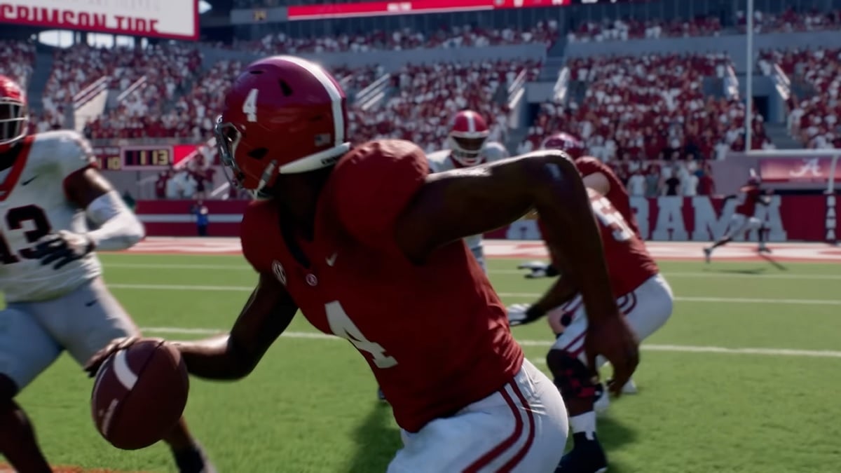 How to throw a touch pass in College Football 25 - players on the field running
