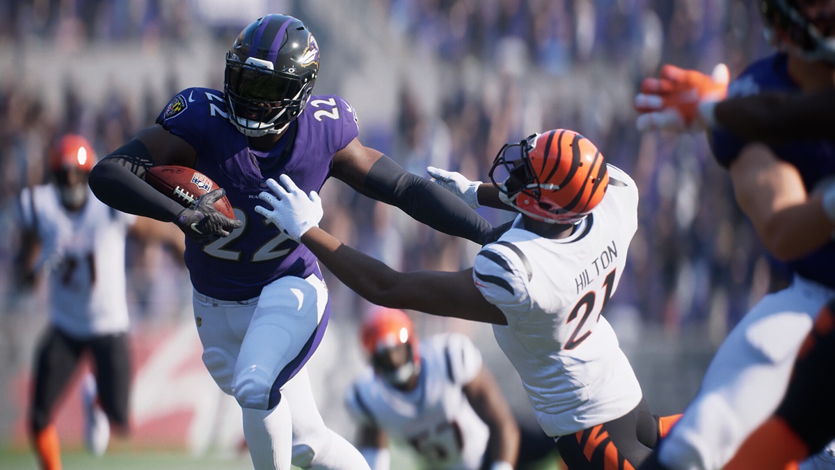 How to Stiff Arm in Madden 25 - player avoiding another player while running on the field